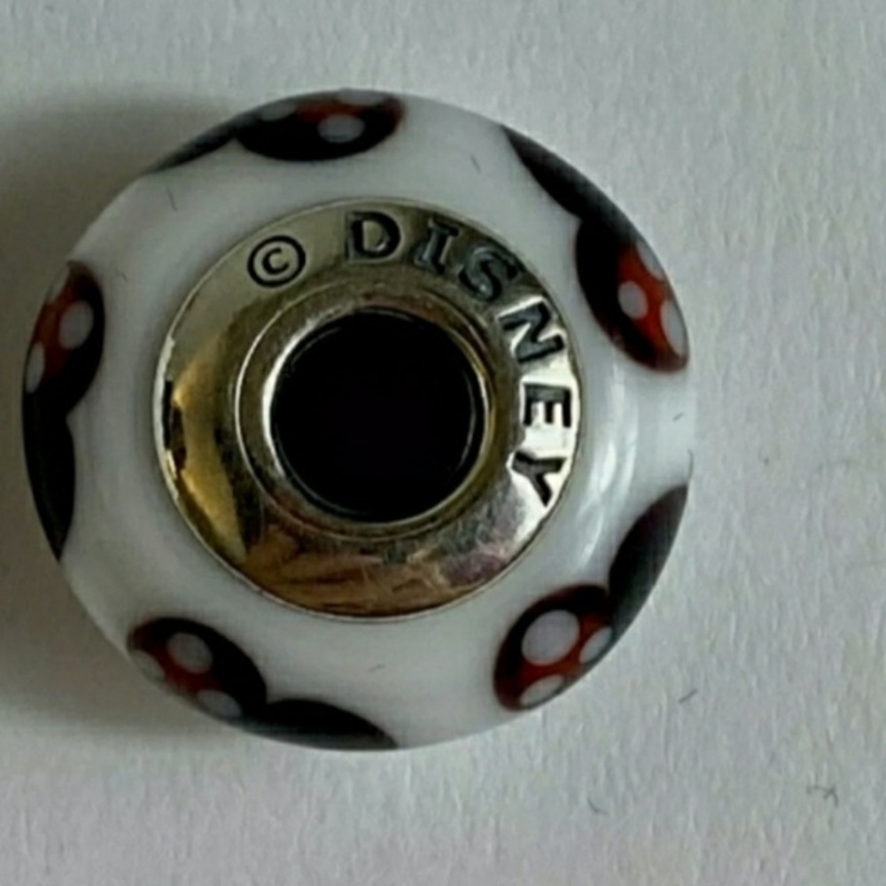 Pandora Mickey and Minnie mouse Murano set. - Picture 7 of 13